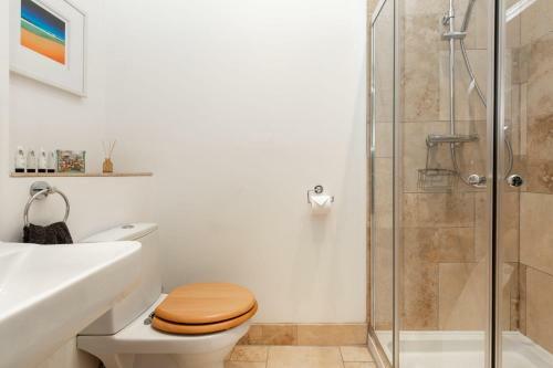 Spacious, Light-filled Central Period Apartment