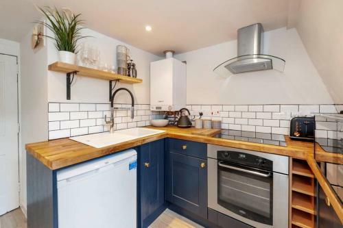 Top Floor 2 Bed Georgian Apartment In Central Bath