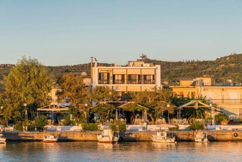 Posada Akroyali Seafront Retreat - Charming Suites