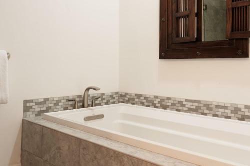 Valmont Trail - Quartz