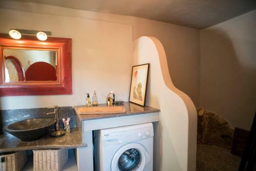 Joy: Artist's Stone House With Countryside Views
