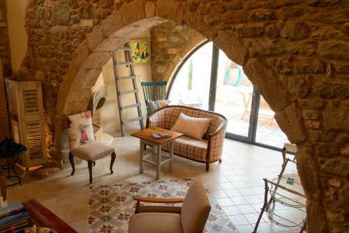 Joy: Artist's Stone House With Countryside Views