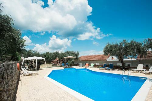 Olive Grove Poolside Apartments