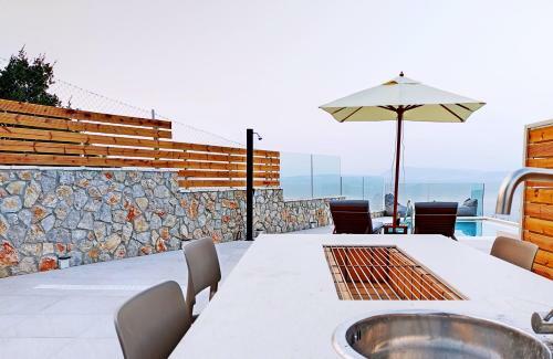 Villa Sea & Cliff Luxury Suites By Corfuescapes
