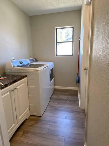 Great Getaway Home. Close To Shopping And Beaches
