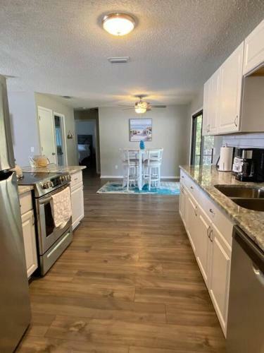 Great Getaway Home. Close To Shopping And Beaches