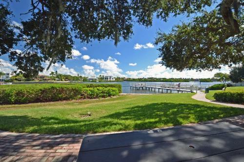 New Updated Siesta Key Vacation Rental With Heated Pool Access
