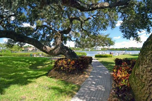 New Updated Siesta Key Vacation Rental With Heated Pool Access