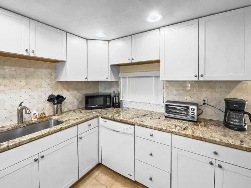 New Updated Siesta Key Vacation Rental With Heated Pool Access