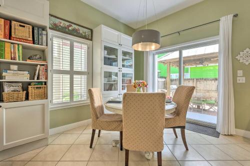 Santa Rosa Cottage Blocks To Beach And Pool!