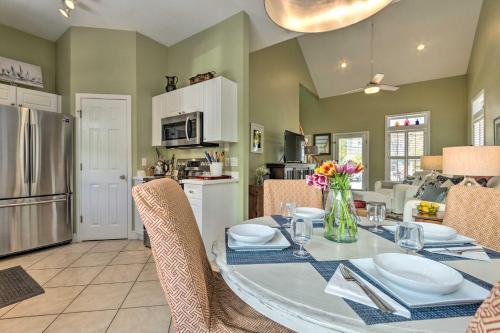 Santa Rosa Cottage Blocks To Beach And Pool!