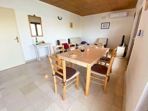 Seaview & Beachfront Apartments Jakov
