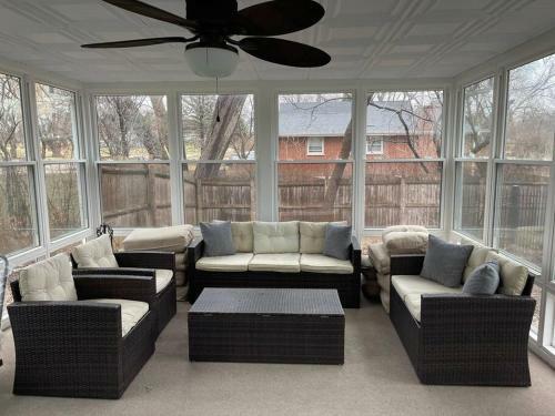 Newly Renovated Home W Pool, Hot Tub & Firepit