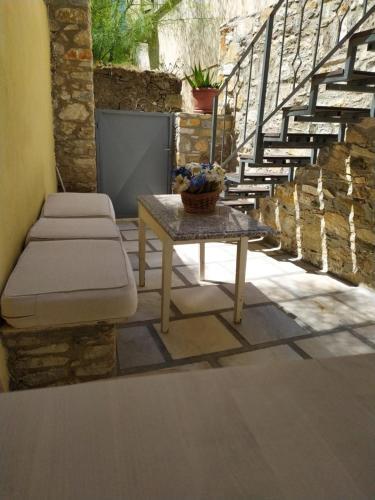 Apartamento Ermoupolis 1834 Traditional Stone Yard House