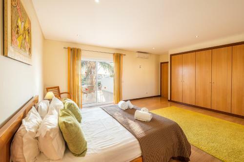 Villa Cordeiro - Heated Pool - Free Wi-fi - Air Con
