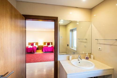 Villa Cordeiro - Heated Pool - Free Wi-fi - Air Con