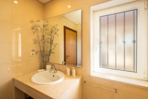 Villa Cordeiro - Heated Pool - Free Wi-fi - Air Con