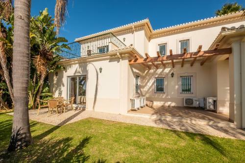 Villa Cordeiro - Heated Pool - Free Wi-fi - Air Con