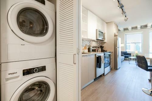Upscale 2 Bedroom Stay With Rooftop Pool And Hot Tub! 313