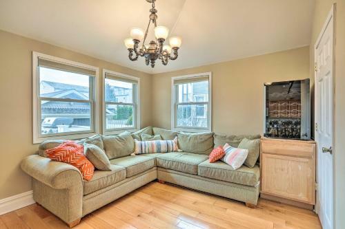 Beautiful Spacious Beach Home, Private Deck & Grill, With Beach Badges