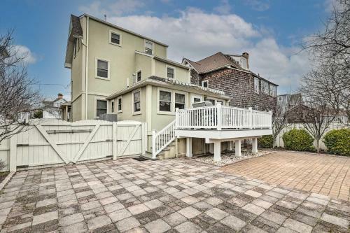 Beautiful Spacious Beach Home, Private Deck & Grill, With Beach Badges