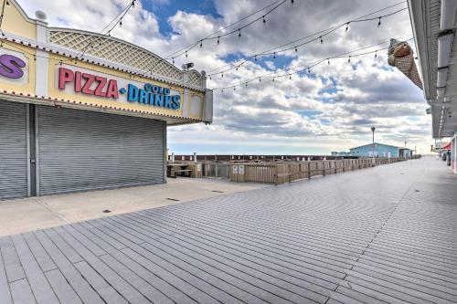 Beautiful Spacious Beach Home, Private Deck & Grill, With Beach Badges