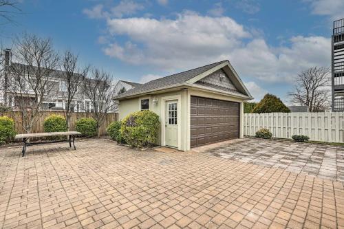 Beautiful Spacious Beach Home, Private Deck & Grill, With Beach Badges
