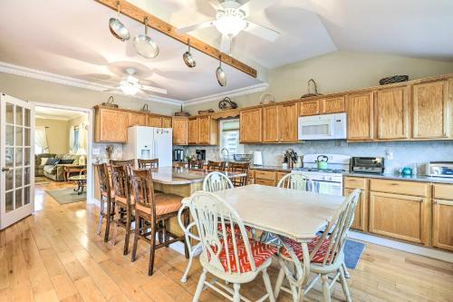 Beautiful Spacious Beach Home, Private Deck & Grill, With Beach Badges