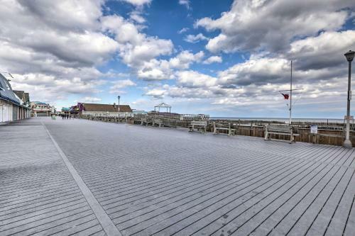 Beautiful Spacious Beach Home, Private Deck & Grill, With Beach Badges