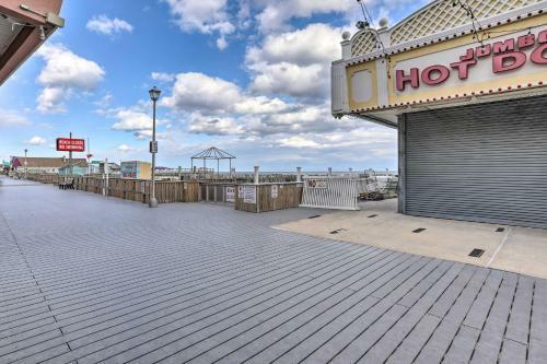 Beautiful Spacious Beach Home, Private Deck & Grill, With Beach Badges