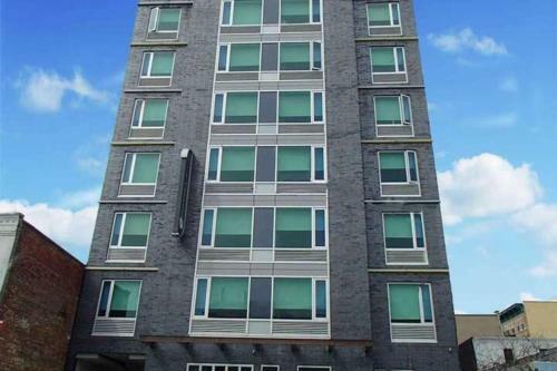 Umbrella Hotel Bronx