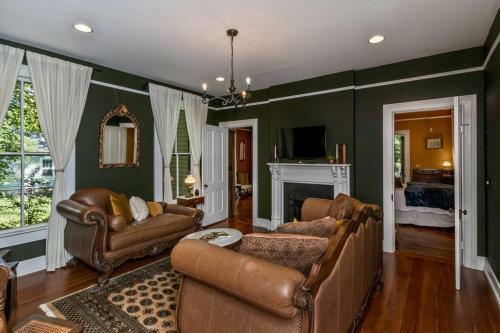 Award Winning Cottage In Montford *2 Blks Downtown