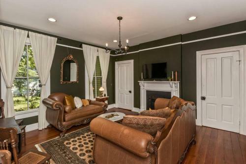 Award Winning Cottage In Montford *2 Blks Downtown