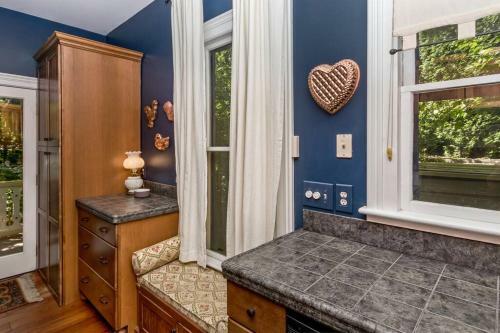 Award Winning Cottage In Montford *2 Blks Downtown