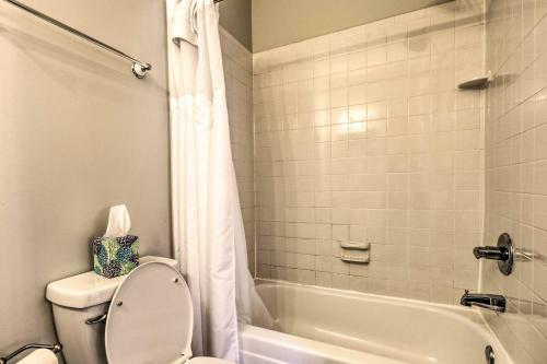 Apartamento Pet-friendly Condo With Deck About 3 Mi To Dtwn!
