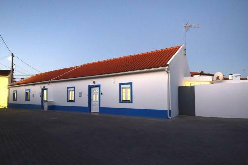 Casa Dos Rouxin�is - Villa With Patio & Barbecue