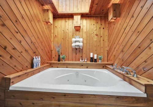 Pine Hollow Lodge