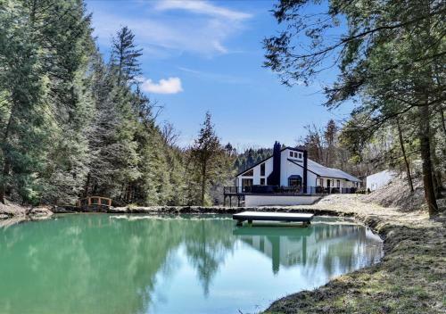 Pine Hollow Lodge