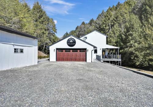 Pine Hollow Lodge
