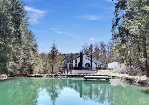 Pine Hollow Lodge