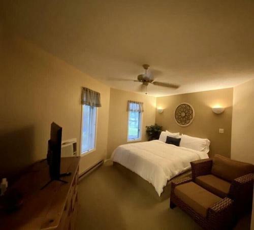 Beautiful Lake Front Home With Tons Of Amenities!