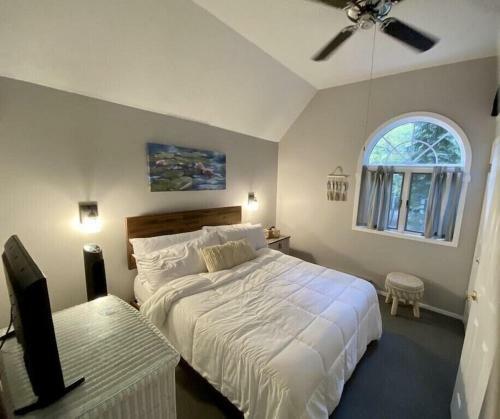 Beautiful Lake Front Home With Tons Of Amenities!