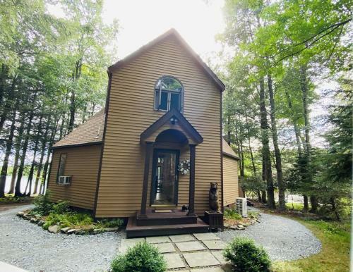 Beautiful Lake Front Home With Tons Of Amenities!