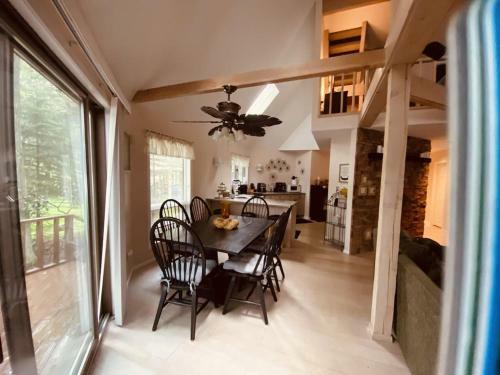 Beautiful Lake Front Home With Tons Of Amenities!
