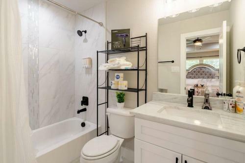 Master Bedroom Suite In A Shared House Near Downtown Dallas