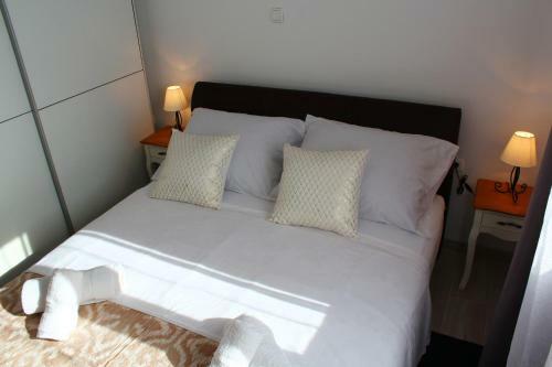Hostal Neda Holiday House