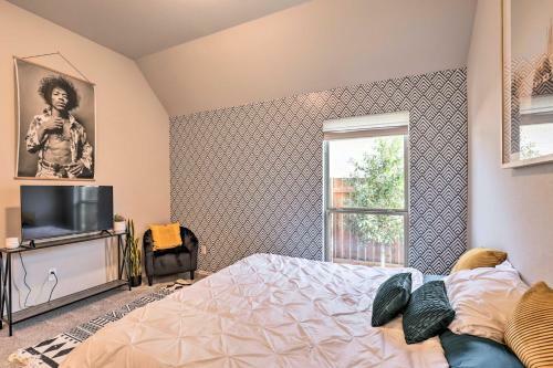 Artsy Manor Home With Yard - 15 Mi To Austin!