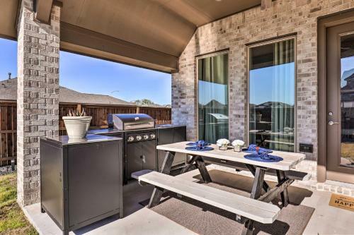 Artsy Manor Home With Yard - 15 Mi To Austin!
