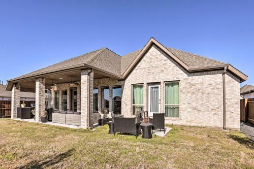 Artsy Manor Home With Yard - 15 Mi To Austin!