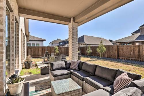 Artsy Manor Home With Yard - 15 Mi To Austin!